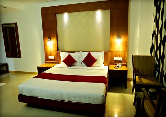 Double room with a panelled headboard